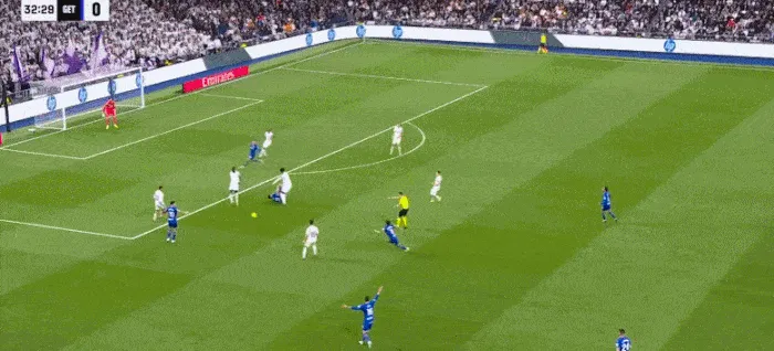 阿兰巴里飞身撞倒居莱尔破坏反击，被主裁判黄牌警告